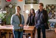 Der Alte – Für Miris Mutter, Tanja Höhmann (Julia Jäger, l.), bricht eine Welt zusammen, als Caspar Bergmann (Thomas Heinze, r.) und Annabell Lorenz (Stephanie Stumph, M.) ihr die Nachricht vom Tod ihres einzigen Kindes überbringen.