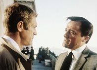 Bullitt – Bullitt Muss sich lästige Fragen gefallen lassen: Steve McQueen als Frank Bullitt, Robert Vaughn als Walter Chalmers
