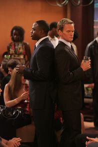 How I Met Your Mother – Barney (Neil Patrick Harris, l.) ist überglücklich, dass sein Bruder James (Wayne Brady, r.) den gleichen Lebensstil pflegt wie er selbst, doch der Schein trügt ...