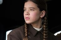 True Grit – Als Frank Ross in einem kleinen Kaff wegen einer Lappalie von Tom Chaney kaltblütig erschossen wird, reist seine 14-jährige eigensinnige Tochter Mattie (Hailee Steinfeld) nicht nur an, um den Leichnam abzuholen. Sie will außerdem den Mörder zur Strecke zu bringen. Koste es, was es wolle ...
