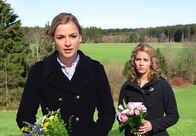 Sturm der Liebe – ARD STURM DER LIEBE FOLGE 1556 Uhr im ERSTEN. Es passt Kristin (Nina Schmieder, r.) nicht, dass Theresa (Ines Lutz, l.) so intensiv um Nicola trauert.
