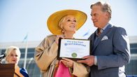 Hacks – Deborah (Jean Smart, M.) erlebt gemeinsam mit Marty (Christopher McDonald, r.) und Bürgermeisterin Jo (Lauren Weedman, l.) einen besonderen Moment – eine Anerkennung, die ihre Bedeutung für die Stadt Las Vegas auf eindrucksvolle Weise würdigt.
