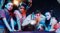 Fünf Freunde – Von links: Die Fünf Freunde Dick (Kit Rakusen), George (Diaana Babnicova), Julian (Elliott Rose), Timmy (Kip) und Anne (Flora Jacoby Richardson): Sie gehen dem Geheimnis hinter dem "Auge der Morgenröte" auf den Grund.