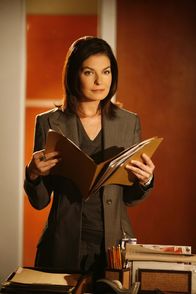 Dr. House – Stacy (Sela Ward) teilt Dr. Cuddy mit, dass sie die Klinik verlassen wird.