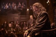 Die drei Musketiere - D'Artagnan – Wird wegen eines Mordes, den er nicht begangen hat, zum Tode verurteilt: Musketier Athos (Vincent Cassel) auf der Anklagebank.