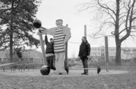 Streetphilosophy – Wann wird Männlichkeit zum Problem? Wann wird sie hegemonial oder gar toxisch? Darüber spricht Jan (li.) mit Autor Fikri Anil Altintas (re.), der sich kritisch mit Männlichkeitsbildern auseinandersetzt.