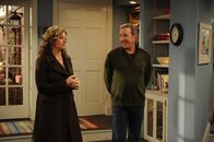 Last Man Standing – Nachdem Mike (Tim Allen, r.) den Freund seiner Tochter Kristin nach einem unschuldigen Date in ihrem Schlafzimmer endeckt, sieht er sich gezwungen, härter durchzugreifen. Seine Frau Vanessa (Nancy Travis, l.) befürchtet Schlimmes ...