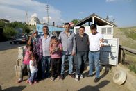 GEO Reportage – v.r.) mit seinen Nachbarn und Freunden.