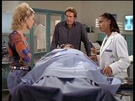 Diagnose: Mord – Randy (Rachel York, l.), Steve (Barry Van Dyke, M.) und Amanda (Victoria Rowell, r.) rätseln, wer den Pantomimen umgebracht hat.