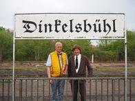 Heißmann + Rassau – Ganz in seinem Element ist Stadtverwalter Dieter Dachs (Volker Heißmann, rechts), als er Dr. Konrad Landzenberg aus dem Bundeskanzleramt (Martin Rassau, links) das beschauliche Dinkelsbühl präsentiert.