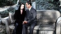 Die Addams Family – Das Ehepaar Morticia (Anjelica Huston) und Gomez Addams (Raúl Juliá) haben ihre eigene Vorstellung von Romantik. Auf einem Friedhof erinnern sie sich an die gemeinsamen alten Zeiten.