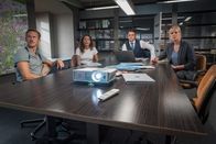 SOKO Leipzig – Staatsanwalt Dr. Binz (Michael Rotschopf, 2.v.r.) gibt Moritz (Johannes Hendrik Langer, l.), Kim (Amy Mußul, 2.v.l.) und Ina (Melanie Marschke, r.) interessante Informationen zu dem Fall, an dem sie gerade arbeiten.