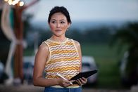 Death in Paradise – Auch Bliss Monroe (Elizabeth Tan) gehört zum Kreis der Verdächtigen. Doch hat sie wirklich etwas mit dem Tod ihres Mannes zu tun?
