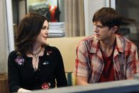 Two and a Half Men – Noch ahnt Walden (Ashton Kutcher, r.) nicht, was mit Rose (Melanie Lynskey, l.) noch auf ihn zukommen wird ...