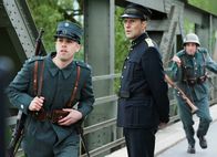 Akte Grüninger – Die Grenze zur Schweiz ist zu - Stefan Kurt als Paul Grüninger (M.) ermöglicht trotzdem hunderten von Flüchtlingen die Einreise