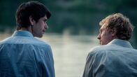 This Is Going to Hurt – Nach einem tiefgreifenden Gespräch wird Harry (Rory Fleck Byrne, r.) und Adam (Ben Whishaw, l.) klar, wo sie in ihrer Beziehung stehen. Dabei wird beiden etwas sehr deutlich.