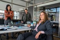 Letzte Spur Berlin – Anwältin Daniela Reverding (Barbara Philipp, r.) gesteht Mina Amiri (Jasmin Tabatabai, l.) und Oliver Radek (Hans-Werner Meyer, M.), dass sie mit der verschwundenen Kollegin Isa ein Problem hatte.