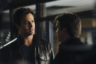 Castle – Castle (Nathan Fillion, r.) ist überrascht als der gutaussehende Josh Davidson (Victor Webster, l.) Kate von der Arbeit abholt.
