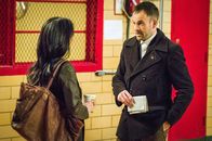Elementary – Holmes (Jonny Lee Miller, r.) und Watson (Lucy Liu, l.) kümmern sich um einen lange zurückliegenden Fall, in dem ein Mann verdächtigt wurde, seine Frau umgebracht zu haben. Der Verdächtige hat nun ein Päckchen mit grausigem Inhalt bekommen: die Ohren seiner Frau, zusammen mit einer Lösegeldforderung ...