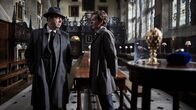 Der junge Inspektor Morse – Detective Sergeant Endeavour Morse (Shaun Evans, r.) und Chief Inspector Fred Thursday (Roger Allam, l.) ermitteln im Lonsdale College, wo ein lange verschollenes Fabergé-Ei auf einer Auktion versteigert werden soll.