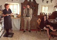 Willkommen daheim – Felicitas (Julia Richter, rechts) und Wolfgang (Kai Wiesinger) eröffnen Luise (Veronika Fitz), dass sie den Bauernhof verkaufen wollen, auf dem sie ein Wohnrecht genießt.