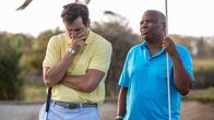 Death in Paradise – Commissioner Patterson (Don Warrington, r.) hilft DI Parker (Ralf Little, l.), sein Golfspiel zu verbessern. Doch für Parker wird aus dem Spiel blanker Ernst. Denn es hat sich zuvor ein schrecklicher Mord auf dem Golfplatz ereignet.