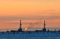 Gazprom - Die perfekte Waffe – Eine Gasfackel brennt nahe dem westsibirischen Nowy Urengoi (Russland) neben Gasbohranlagen des russischen Gasmonopolisten Gazprom.