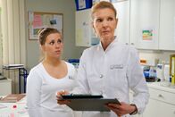 In aller Freundschaft – MDR Fernsehen IN ALLER FREUNDSCHAFT FOLGE 658, "Herzstillstand" Uhr. Schwester Julia (Sarah Tkotsch, li.) bittet Oberschwester Ingrid (Jutta Kammann, re.) ihren Dienst tauschen zu dürfen. Sie ist mit Dr. Niklas Ahrend verabredet. Da sie dies der Oberschwester nicht sagen kann, schiebt sie einen anderen privaten Grund vor, doch ohne Erfolg.