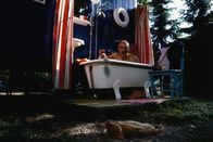 Löwenzahn Classics – Peter badet und beobachtet dabei das Huhn.