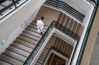Am Limit – Jeden Tag läuft Dr. Jamal Abdel-Kader die eiserne Treppe des Krankenhauses unzählige Male auf und ab, von einer Station zur anderen und von einem Bett zum nächsten.