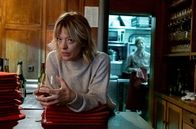 Tatort – Ellen (Heike Makatsch, vorne) fühlt sich von ihrem urlaubenden Kollegen im Stich gelassen. Und daran kann der Zuspruch von Maja (Jule Böwe) auch nichts ändern.