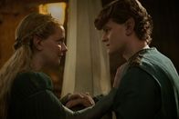 Der Herr der Ringe: Die Ringe der Macht – Galadriel (Morfydd Clark, l.) bittet Elrond (Robert Aramayo, r.) darum, sie nach Eregion zu begleiten.