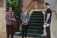 The Big Bang Theory – Sie wollten es Sheldon (Jim Parsons, r.) schonend beibringen: Leonard (Johnny Galecki, l.) wird bei ihm aus- und bei Penny (Kaley Cuoco, M.) einziehen ...