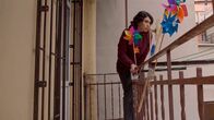 Momê – Leyla (Rewşan Çeliker) versucht über den Balkon zu fliehen.