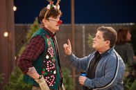Two and a Half Men – Walden (Ashton Kutcher, l.) muss seine zwei Identitäten unter einen Hut bringen - den reichen Walden und den armen Sam. Doch das fällt ihm gar nicht so leicht, denn Billy Stanhope (Patton Oswalt, r.), sein Geschäftspartner, taucht mit einer ganz besonderen Nachricht auf ...