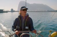 Styx – Rike (Susanne Wolff) startet im Hafen von Gibraltar ihre Reise nach Ascension.
