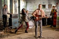 Rockabilly Requiem – v.l., Ruby O. Fee)