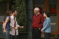 How I Met Your Mother – Damit haben Ted (Josh Radnor, 2.v.l.) und Robin (Cobie Smulders, l.) nicht gerechnet. Virginia (Cristine Rose, r) und Alfred Mosby (Michael Gross, 2.v.r.) sind bereits seit zehn Monaten geschieden, aber haben es ihrem Sohn bisher noch nicht erzählt ...