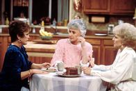 Golden Girls – L-R: Blanche Devereaux (Rue McClanahan), Dorothy Zbornak (Bea Arthur) und Rose Nylund (Betty White)