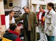 Polizeiruf 110 – Meike Loock (Alexandra Maria Lara, li.) entgeht nur knapp dem Anschlag. Sie wird von Kommissar Schmücke (Jaecki Schwarz, 2.v.l.) und Praktikantin "Blümchen" (Alexandra Losito, re.) vernommen.