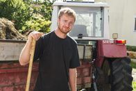 Ich, Bauer – Im Hauptberuf ist Erich als Installateur bei der Gemeinde beschäftigt. Aber nur an drei Tagen die Woche, denn er muss sich ja auch noch um den Hof, die Tiere, gepachtete Weiden und zehn Hektar Wald kümmern.
