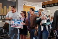 Young Sheldon – (v.l.n.r.) George Cooper sen. (Lance Barber); Missy Cooper (Raegan Revord); Georgie Cooper (Montana Jordan); Mandy McAllister (Emily Osment)