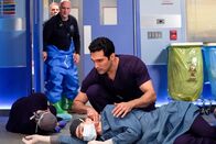 Chicago Med – Untersucht seine Kollegen, die zusammengebrochen sind: Dominic Rains als Dr. Crockett Marcel