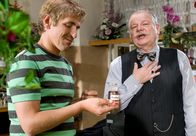 Löwenzahn – Himbeerduft für den Kiosk? Fritz Fuchs (Guido Hammesfahr, l.) lässt sich von Parfümeur Willi (Dieter Montag, r.) beraten.