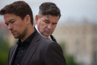 Hamilton – Hamilton (Jakob Oftebro, l.) ist als Personenschützer von Jens Leander (Magnus Roosmann, r.) im Einsatz.