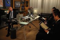 How I Met Your Mother – Barney (Neil Patrick Harris, l.) ist mitten in der Arbeit, als er einen Anruf von Lily bekommt, dass Ted eine Unfall hatte. Sofort macht er sich auf den Weg ins Krankenhaus und gerät dabei selbst unter die Räder ...