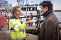 Praxis mit Meerblick – Nora (Tanja Wedhorn) lernt bei einem Einsatz den Fischer Matthias (Shenja Lacher) kennen.