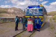 Magische Anden – Ein umgebauter Reisebus auf Schienen ist die einzige Verbindung von La Paz in die Bergdörfer bei Charaña, Boliviens Grenzregion zu Chile.