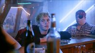 Siebenpunkt – Rick (Matti Schmidt-Schaller) und sein Kumpel (Christian Behrend) sitzen an der Bar der Dorfdisco NEW YORK.