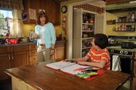 The Middle – Als Brick (Atticus Shaffer, r.) alle Aktivitäten auflisten muss, die die Hecks während des Schuljahrs unternommen haben, wird Frankie (Patricia Heaton, l.) klar: Da gibt es fast gar keine ...